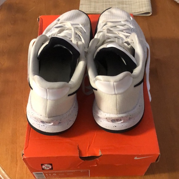 Kyrie Irving 4s low - Picture 3 of 5